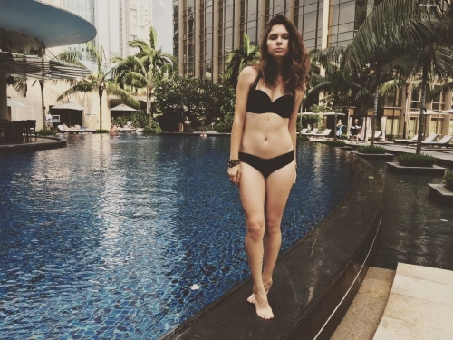 Amateur College Girl Poses Naked in Explicit Student Nude Photoshoot: English Coed Bares All