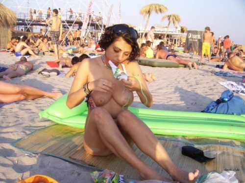 XXX Nude Babes: Explicit Beach Photos of Amateur Girls Exposed