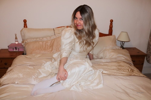Sexy Bride in Lingerie: Hot Amateur Wedding Dress Photoshoot