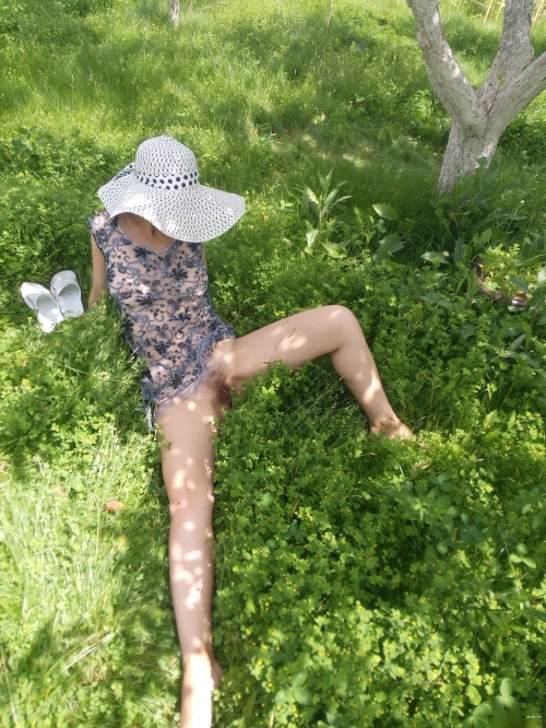 Sultry Dacha Photoshoot: Explicit and Provocative Imagery of Sensual Woman