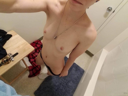 Steamy Amateur Babe Shows off Huge Labia in Seductive Pose