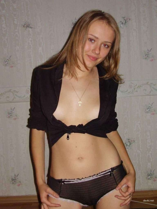 Sultry Amateur Photoshoot: Seductive Babe's Erotic Session - Uncensored and Sensual