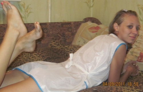 Amateur Girlfriend Exposes Herself to Boyfriend in Explicit Hot Pic