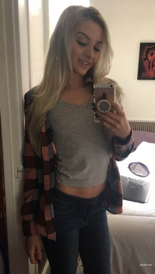 Sultry Blonde Babe Flaunts Petite Breasts in Sizzling Selfie - Amateur Pic