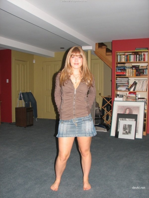 Amateur Teen Shows Boobs: Explicit Young Girl Exposing Tits in English