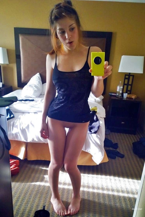 Hot Young Girls' Explicit Nude Selfies - Amateur Porn Pics