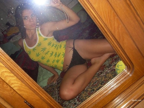 Seductive Young Girl Shows Off Juicy Curves: Uncensored Amateur Photoshoot