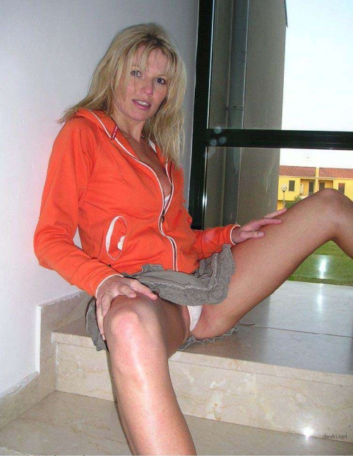 Hot MILF Exposed: Uncensored Amateur Nude Pic of Mature Woman