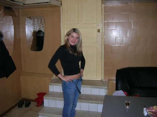 Intoxicated Woman Undresses Completely - Uncensored Homemade Pic