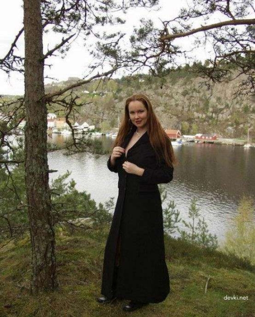 Hot Curvy Wife Goes Fully Nude - Uncensored Amateur XXX Pic