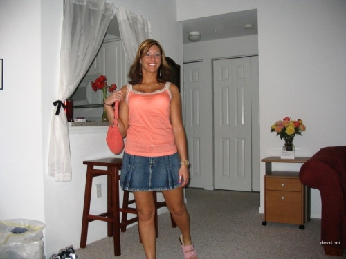 Raw Amateur Wife Nude Shoot: Explicit Home Poses