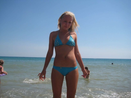 Sizzling Amateur Nude Babe Bares All in Explicit Photo Shoot