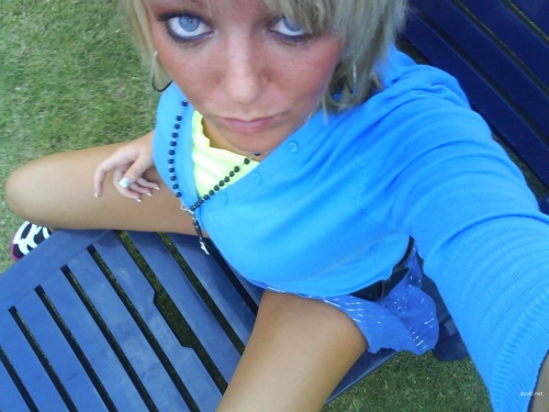 Explicit Blonde Amateur Photo Shoot: Naked Cam Girl in Action
