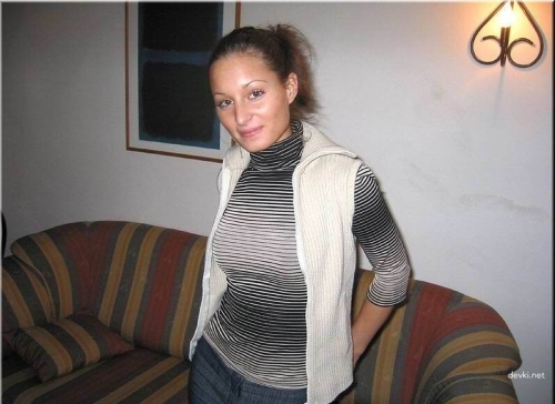 Explicit Amateur Couch Shoot with Slim Girl: Uncensored Photos