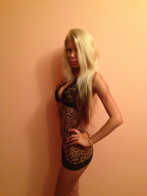 Hot Blonde Amateur Home Photos: Explicit Seduction and Uninhibited Tease
