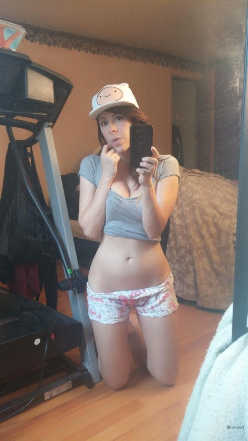Curvy Busty Amateur Nude Babe: Explicit Naked Body