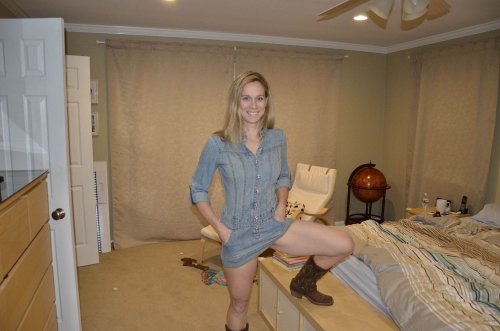 Explicit Mature Amateur Photos: Unfiltered Content with Experienced Woman
