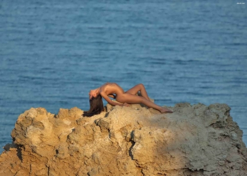 Steamy Brunette's Explicit Amateur Photos: Seductive Poses & Sensual Shots