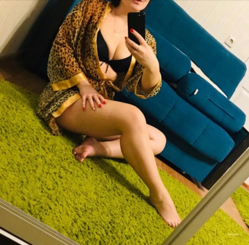 Naughty MILF's X-Rated Selfies: Amateur Mom's Explicit Photo Shoot