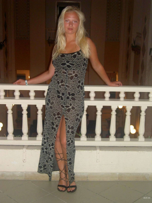 Amateur Girl's Explicit Home Photoshoot: Seductive Poses & Naughty Outfits