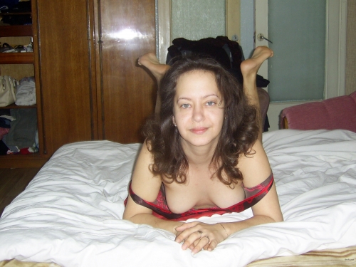 Unfiltered: Explicit Close-Up of Hairy Pussy - Amateur Photo Sparks Controversy