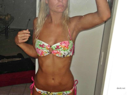 Blonde Amateur Nude Mirror Selfie - Explicit Amateur Photo Shoot with Busty Amateur Model