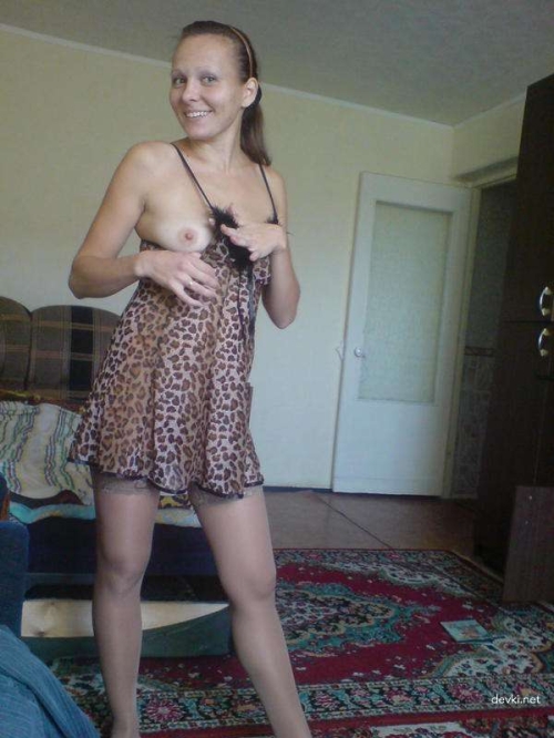 XXX Brunette Amateur Selfies: Explicit & Bold Private Photos