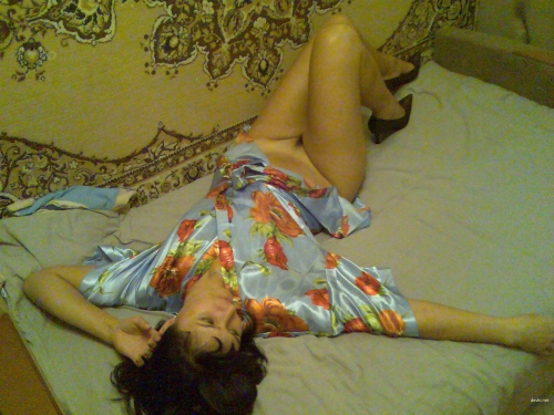 Hot Milf's Explicit Home Photos: Provocative Amateur Shots of Mature Lady