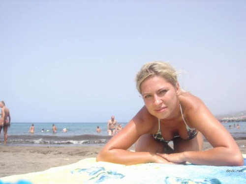 XXX Amateur Vacation Pic: Hot Babe Exposed in Explicit English