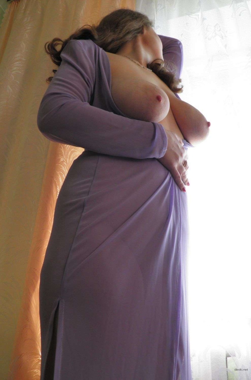Sultry Curvy Woman Exposed: Sensual Amateur Beauty in Provocative Pose