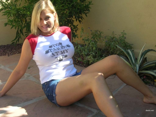 Amateur Woman Exposes Big Tits - Explicit Photos for Voyeurs