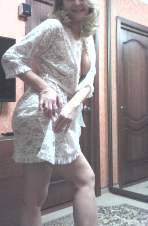 Sultry Lingerie Babe Bares All: Uncensored Amateur Photoshoot Unveiled!