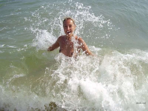 Raw Nude Beach Voyeur Amateur Pic: Explicit Vacation Fun