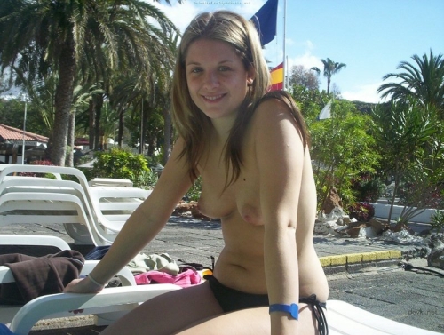 Hot Amateur Wife Exposed Naked on Beach: Explicit Photo Caught!