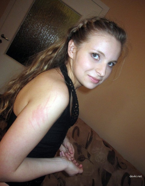 Sultry Amateur Teen Strips Naked in Explicit Photo Session
