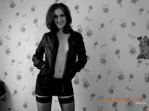 Raw and Uncensored Unshaven Amateur Erotica - Explicit Home Photos of Natural Girl