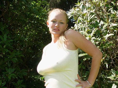Hot Topless Babe Seduces with Explicit Nudity - Amateur Photo Shoot Exposes Sexy Poses