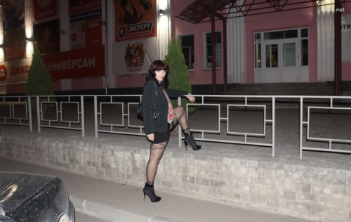 Naughty Mature Woman Goes Pantyless on Evening Stroll: Explicit Amateur Photo