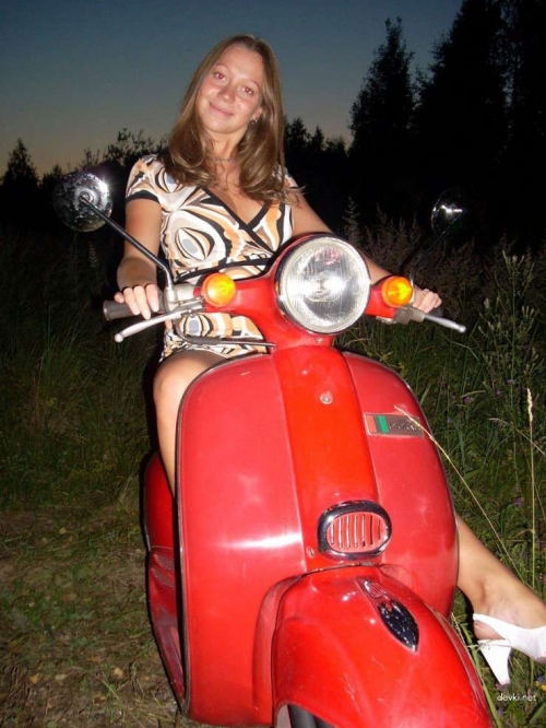 Hot Amateur Nude Girl Poses Seductively in Explicit Photo Shoot