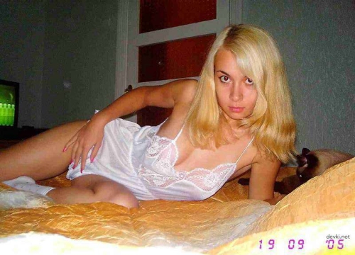 Sultry Amateur Babe Bares All in Steamy Erotic Photoshoot