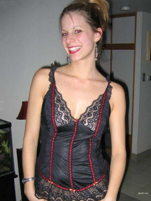 Explicit Homemade Photos: Hot Amateur Girlfriend with Shaved Pussy - Explicit Pics