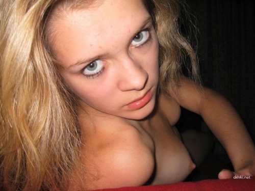 Sultry Amateur Babe Strips Down in Explicit Photo Shoot - Hot and Steamy XXX Content