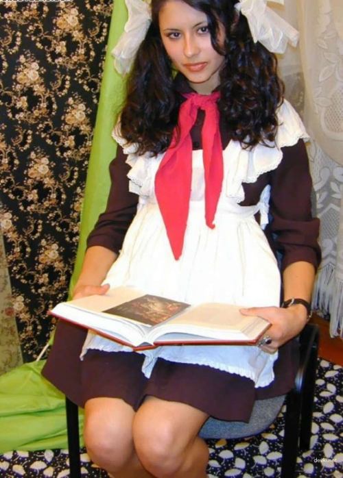 XXX Nude Student: Amateur Schoolgirl Poses Naked in English Class
