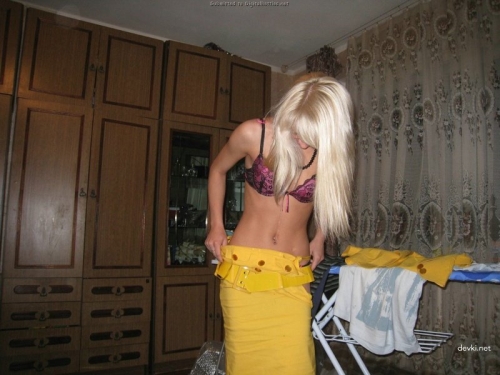 Hot Amateur Babe Strips Naked: Explicit Beauty Undressing on Camera