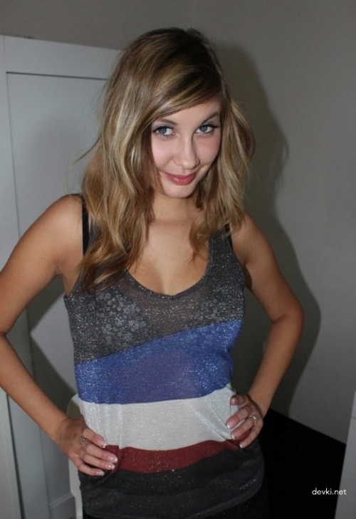 Explicit Amateur Photo: Stunning Girl with Shaved Pussy