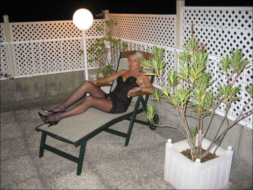 Hot MILF Erotica: Explicit Amateur Photos of Seductive Mature Women