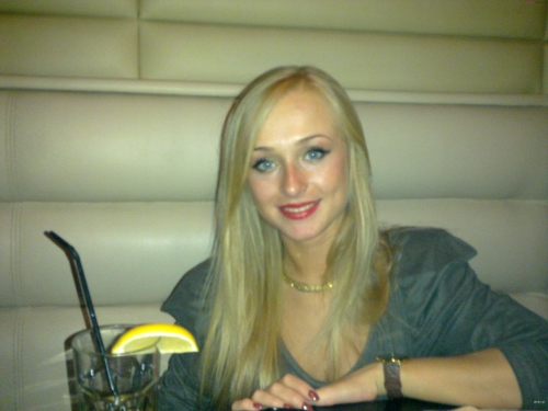 Hot Blonde Amateur Babe Exposed in Explicit Nude Photos
