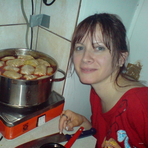 Hot Amateur Wife Cooks, Fucks, and Satisfies Husband in Homemade Porn