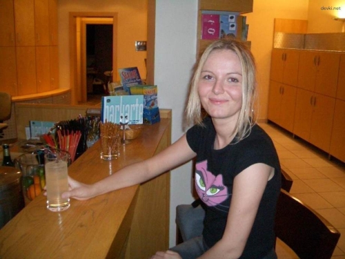 Sultry Amateur Blonde Seduces in Steamy Photo Session