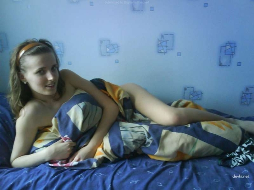 Hot Amateur GF with Small Tits Exposed - XXX Homemade Pics
